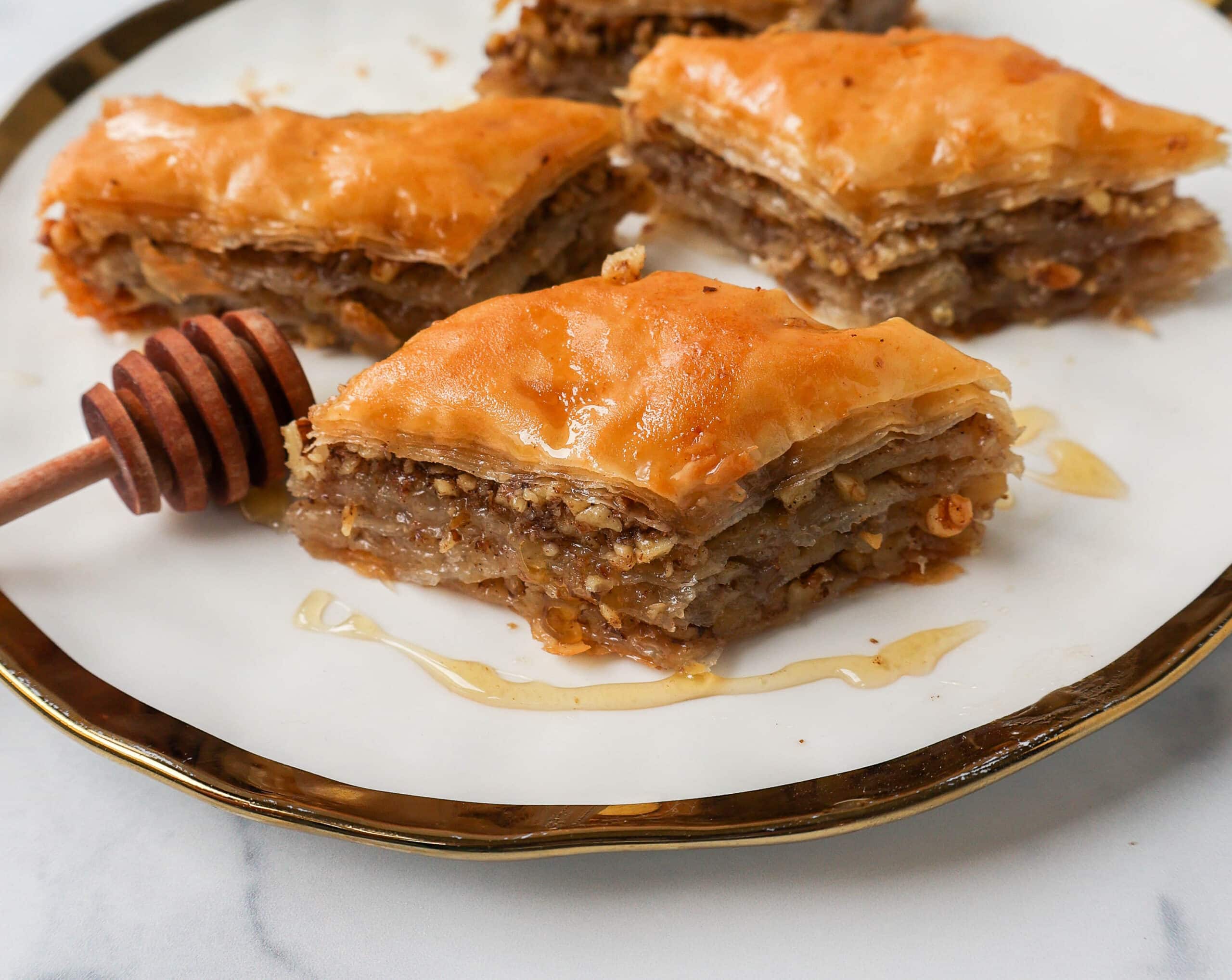 Geleneksel baklava, cevizli ve fıstıklı çeşitleri